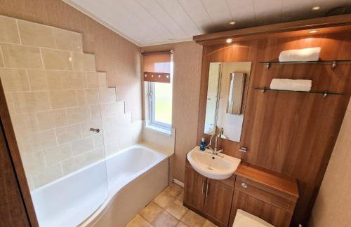 Benarty 11 with Private Hot Tub - Fife - Loch Leven - Lomond Hills - Pet Friendly - Photo 5