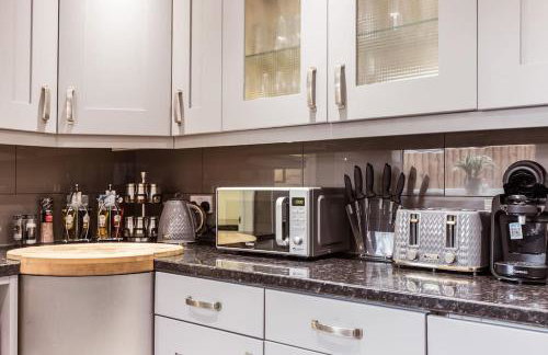 4 bedroom house, 2 Min Walk From Station - Photo 31