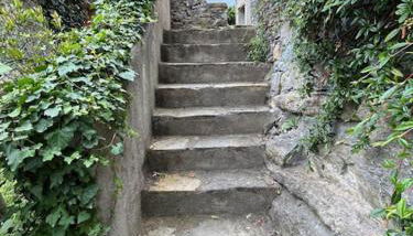 Stunning medieval setting surrounded by mountains - Photo 4