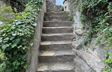 Stunning medieval setting surrounded by mountains - Photo 4