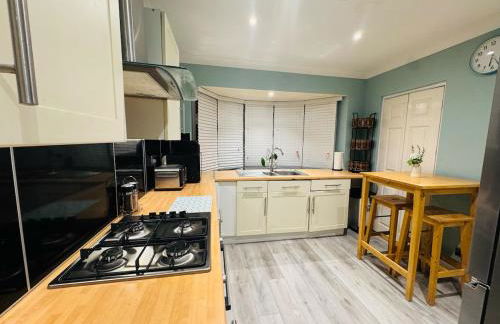 Modern 4BR House with Parking, 8 Mins to Gatwick Airport - Foto 21