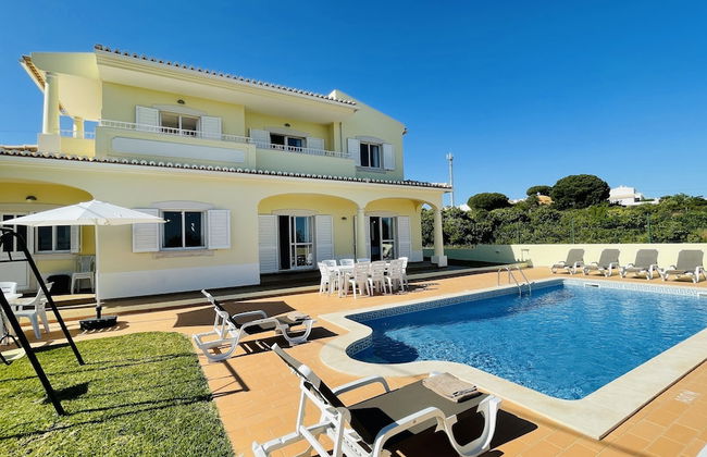 Lara Lima CIP - Photo 1