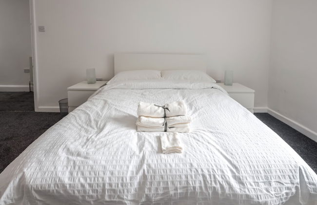 Spacious 4 Bed House in Birmingham, Suitable for Contractors - Photo 8