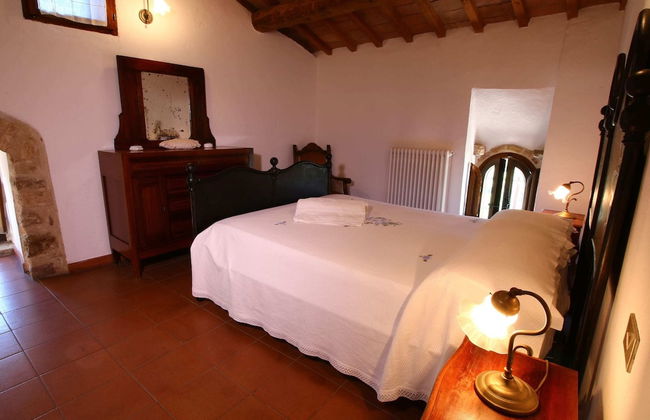 Umbria's Poolside Charm - Photo 2