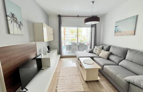 Modern apartment with a big pool and free parking - Photo 1