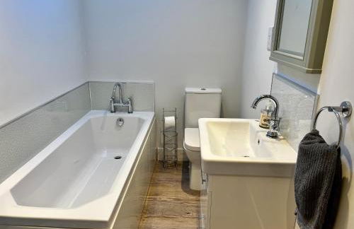 Cottage - Sleeps 6 - Garden & Parking - Photo 12