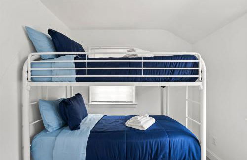 1 min to DC 8 beds sleeps 16 with yard and parking - Foto 26