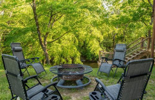 River Lodge Escape with Hot Tub - Foto 53