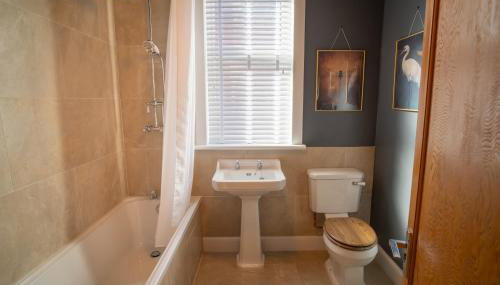 Stunning Period Townhouse with Garden, Walking Distance to Town - Foto 3