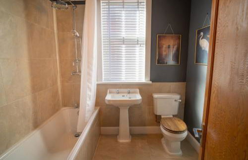 Stunning Period Townhouse with Garden, Walking Distance to Town - Foto 3