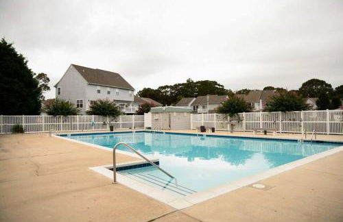Stylish 2BR Condo Near Beach, Large Pool & Patio, Pet Friendly - Foto 49