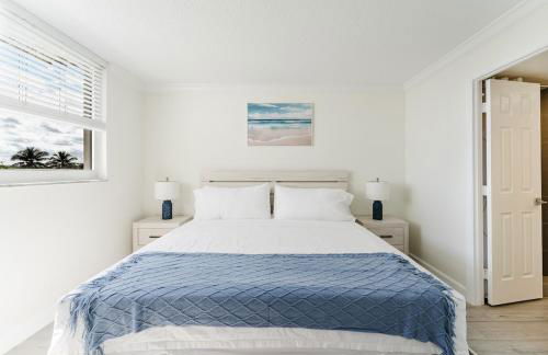 Modern Two Bedroom Suite with 2 King Beds Pool and Steps from the Beach - Foto 28