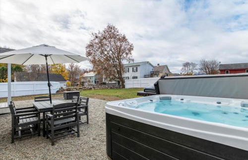 Updated Family-sized Home in Heart of Rutland, Near Slopes, EV Level 2, Hot Tub - Photo 2