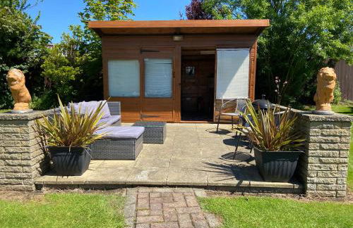 BeRo Bungalow with a hot tub & a large garden! - Foto 35