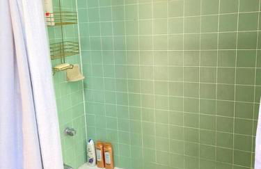 THE HILO HOMEBASE - Charming 3 Bedroom Hilo Home, with AC! - Foto 30