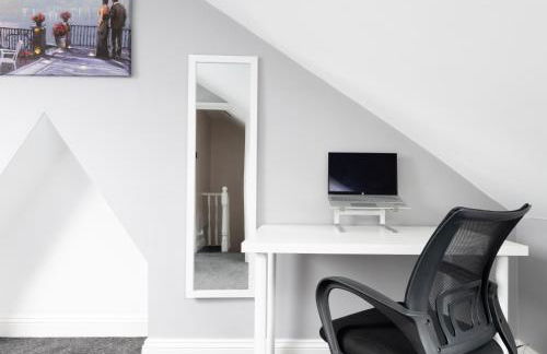 Gorgeous 2-Bed Located in Quiet Area with Nearby Stations - Foto 11