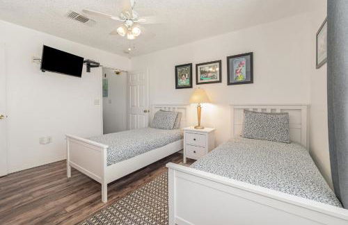 Family Home w/ Pool & Water Views, Near Disney - Foto 26