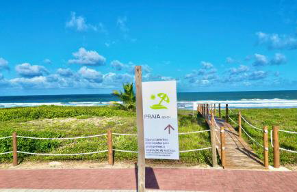 Apartamento Pé na Areia Cond Alphaville Guarajuba - Foto 2