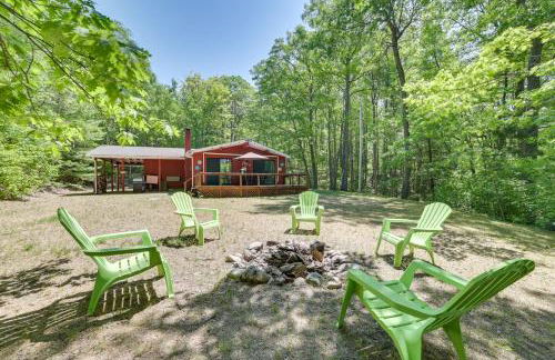 Rose City Cabin with Fire Pit and Lake Access - Foto 1