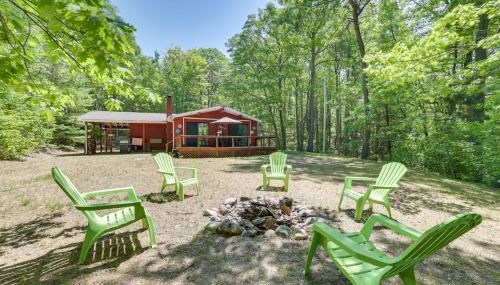 Rose City Cabin with Fire Pit and Lake Access - Foto 1