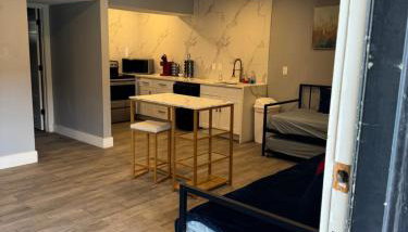 Chic & Cozy Montrose Apt with Pool & Parking - Foto 3