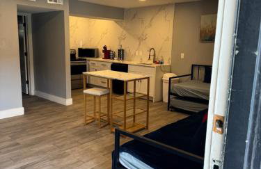 Chic & Cozy Montrose Apt with Pool & Parking - Foto 3