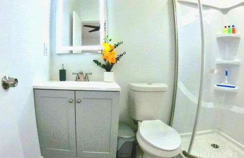 All modern Studio with private entry & parking. - Foto 20