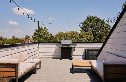 Stylish 3 Bed Retreat, Rooftop, Parking, Sleeps 10, Ensuite Baths, Bunk Room, Gourmet Kitchen, Cozy Living Space, Rooftop Views & Fire Table, Near Downtown, Distilleries & Marathon Village, 24 Hr Hospitality - Foto 25