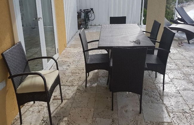 Je Suis Jamaica - 4 B R Beachfront Villa w Staff - Photo 51