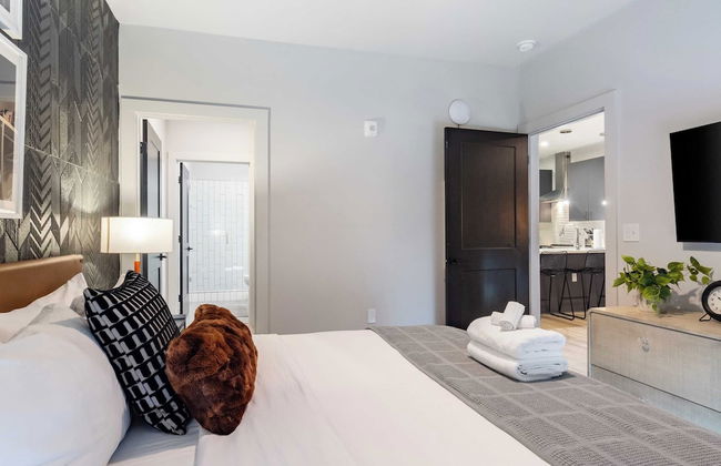 Astra Modern Midtown Retreat With Pool, Gym, & Steps to Dining & Broadway - Foto 10