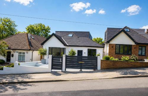 Luxurious & Elegant 6-Bed House - Photo 8