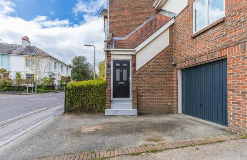 4 Bed City House with Private Garden and Parking - Foto 27