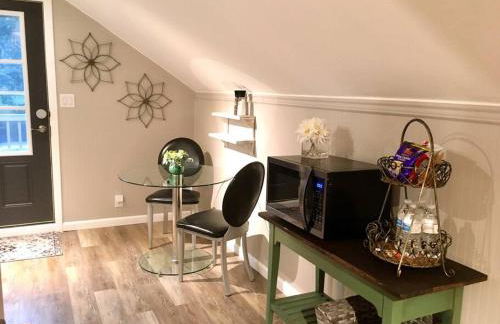 Snug Studio Retreat- Near to Aviation museum and Highway - Foto 10