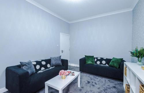 Spacious 4 Bed in Birmingham by 53 Degrees Property, Ideal for Business or Families, Games Room! - Foto 7