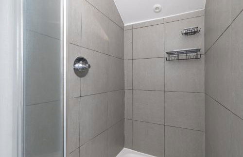 Charming & Spacious 2 BR Home - Photo 7