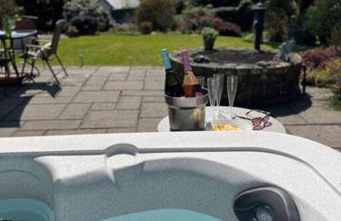 A spacious hidden gem with hot tub, lovely garden & views - Foto 2