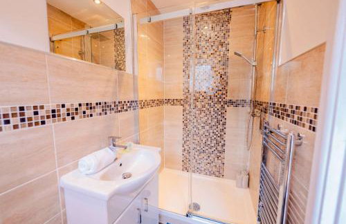 3BR 2Bath Home with Hot Tub Games Room By Stadium with Fast WiFi & Free Parking - Foto 15