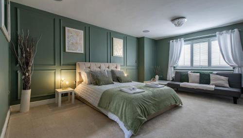 5Bed House with Games Room & Slide! Fast WiFI & FREE Parking - Photo 4