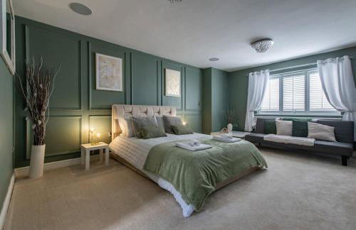 5Bed House with Games Room & Slide! Fast WiFI & FREE Parking - Photo 4