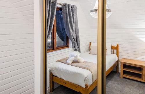 Boann 5 - Hot Tub-Hunting Tower Lodges-Luxury-Families-Romantic - Photo 11