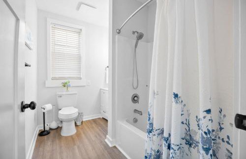 Private Downtown Bungalow Near Riverwalk & Beaches - Photo 19