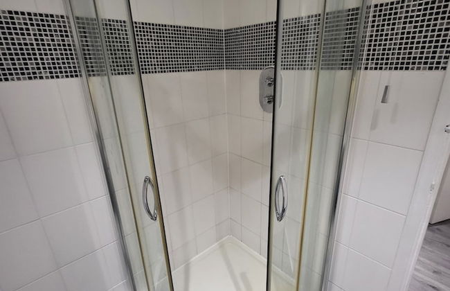 Charming 2-bed Apartment in Grays - Photo 11