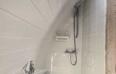 Robin Nest - Cosy Shepherd's Hut Hideaway - Photo 25