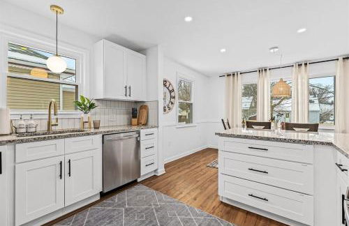 Spacious 4BR Home by Dtown Royal Oak - Photo 16