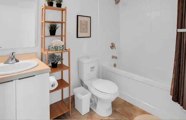 Lanterra Downtown Cn Tower - Photo 69