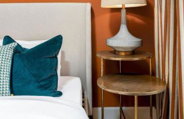 Stylish Penthouse Retreat - Photo 16