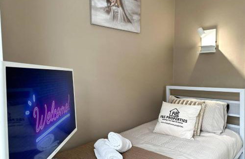 Sleek Skyward Serenity 2bed w Pool Table - Ystrad - Foto 28