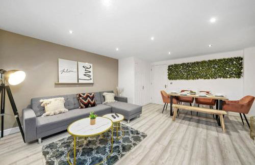 Luxury House with Pool Table, Sky TV, Netflix, Fast Wifi, Garden & Free Parking by Yoko Property - Photo 14