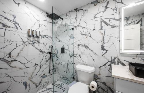 Chic & Cozy Montrose Apt with Pool & Parking - Foto 7