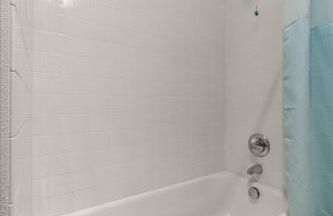 Chic 2BR • King Beds • Huge Patio • 95 Walk Score! - Foto 15